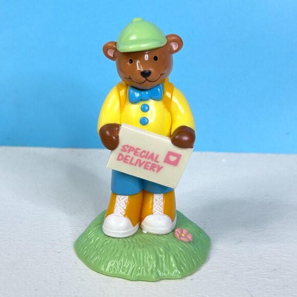 Beautifully Detailed Teddy Bear Special Delivery Whimsical 4.25" Vinyl Figurine - Picture 6 of 6